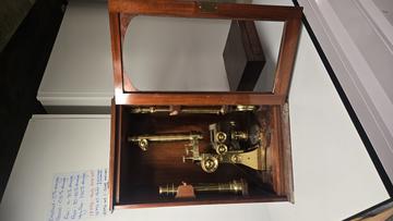 F W Sharpus monocular/binocular microscope with accessory set. Greenbaum (inv. 18796.23)