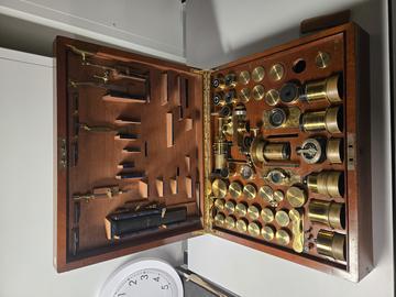 F W Sharpus monocular/binocular microscope (accessory set). Greenbaum (inv. 18796.23)